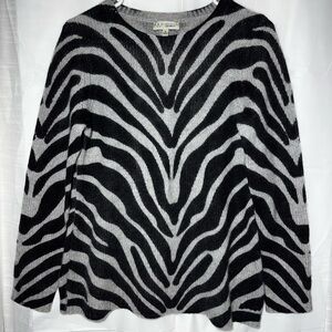 Neiman Marcus Black and Gray Cashmere Sweater